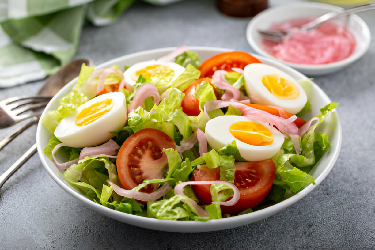 Salade composée maison SOA NEM aux oeufs durs, tomates et légumes frais